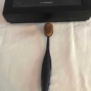 MAC Cosmetics Oval 6 Brush